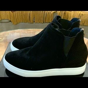 Comfortable Inc Sneakers